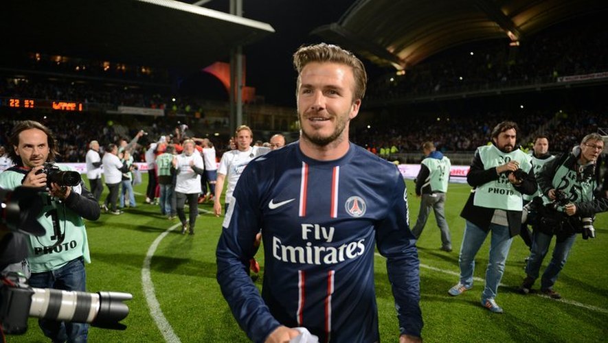 Le milieu du PSG David Beckham célèbre le titre de champion de France des Parisiens, le 23 mai 2013 à Lyon