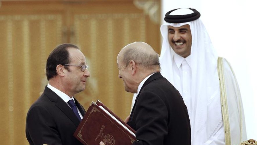 Le président François Hollande, l'émir du Qatar cheikh Tamin ben Hamad Al-Thani et le ministre de la Défense français Jean-Yves Le Drian le 4 mai 2015 à Doha