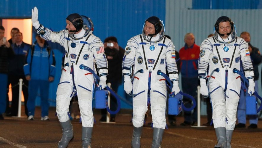 (De G à D) l'Américain Jeffrey Williams, les Russes Alexey Ovchinin and Oleg Skripochka avant de décoller pour la Station spatiale internationale (ISS), le 18 mars 2016 à Baïkonour