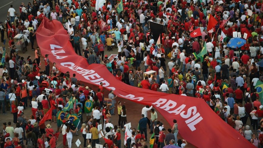 Manifestation de sympathisants de gauche pour soutenir la présidente Dilma Rousseff, le 18 mars 2016 à Brasilia