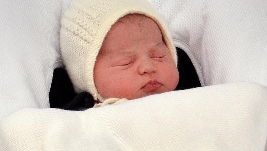 La fille du prince William et de Kate présentée le 2 mai 2015 devant l'hôpital St Mary à Londres