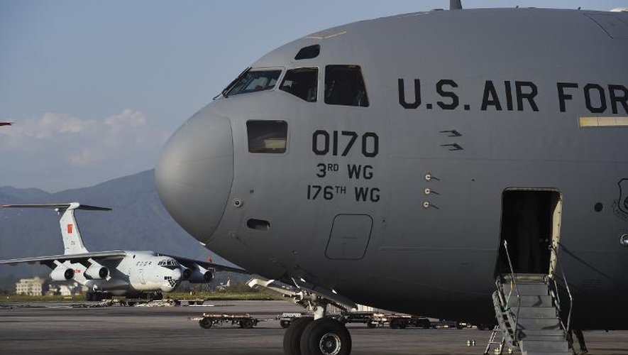 Un avion militaire américain, le 3 mai 2015 sur l'aéroport de Katmandou