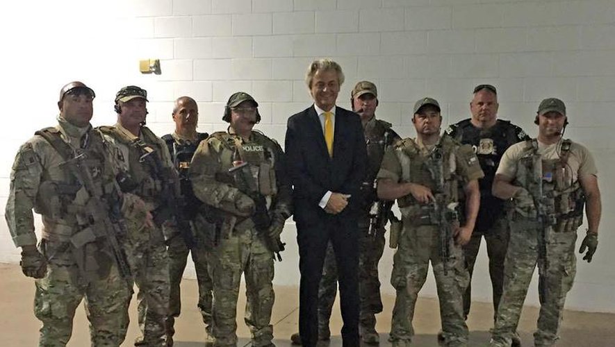 Photo publiée par les services du populiste néerlandais Geert Wilders qui le montre posant le 3 mai 2015 entouré de membres d'une unité spécialisée des forces de l'ordre américaine, à Garland au Texas
