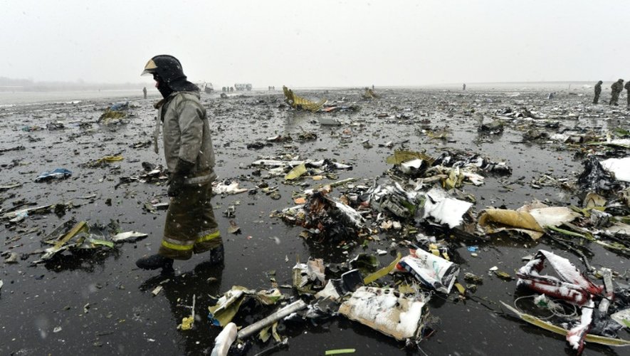 Debris du Boeing en provenance de Dubaï (Emirats arabes unis) qui s'est écrasé dans la nuit de vendredi à samedi à l'aéroport de Rostov-sur-le-Don en Russie, le 19 mars 2016