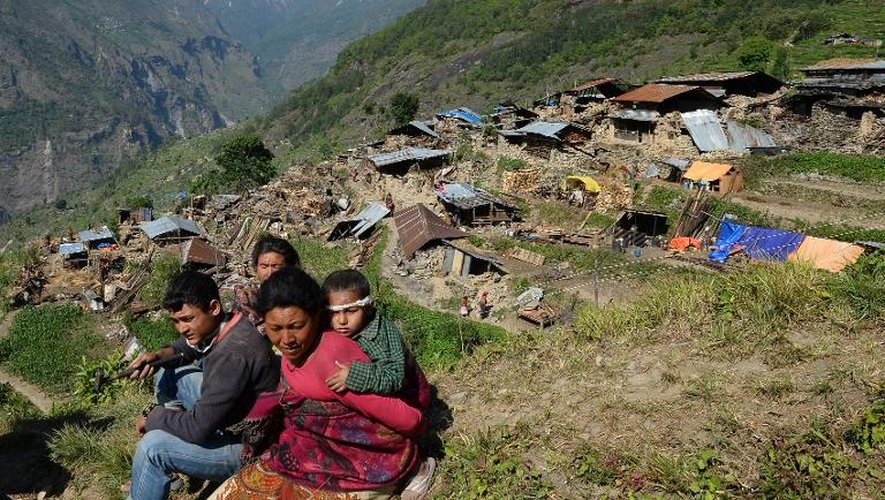Des Népalais attendent des secours le 3 mai 2015 dans leur village dans une zone reculée du Népal