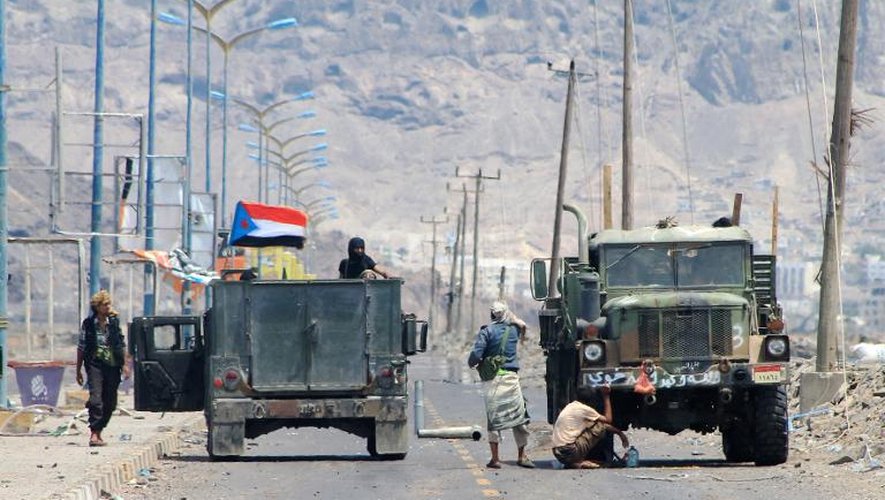 Des combatttants yéménites du Mouvement séparatiste du Sud ont pris position près de l'aéroport d'Aden, alors que les combats continuent contre les rebelles Houthis, le 3 mai 2015