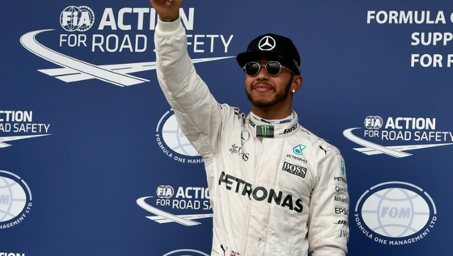 Le Britannique Lewis Hamilton (Mercedes) pouce levé après sa 50e pole position lors des qualifications pour le GP d'Australie, le 19 mars à Melbourne