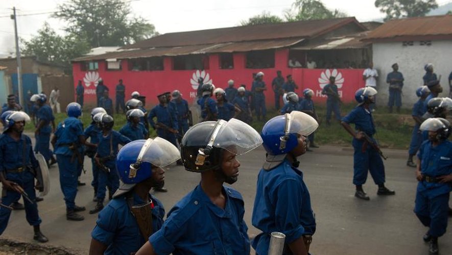 La police face à des manifestants dans le quartier de Musaga à Bujumbura, le 4 mai 2015