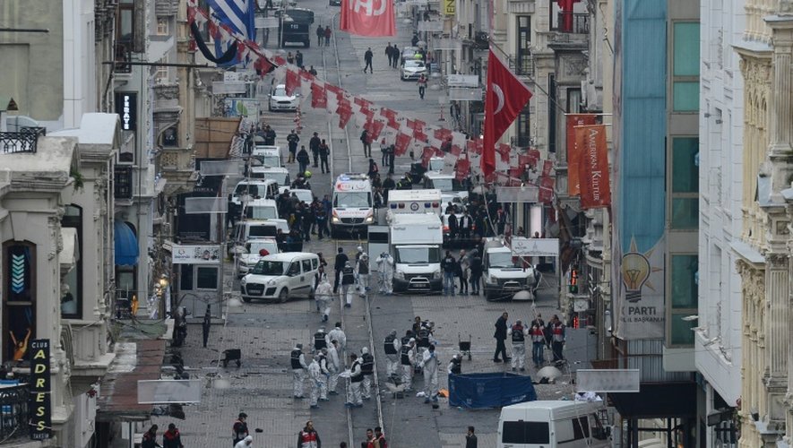 Des policiers et des services d'urgence turcs bloquent l'avenue piétonne Istiklal à Istanbul le 19 mars 2016 après un attentat-suicide qui a fait au moins quatre morts et 36 blessés