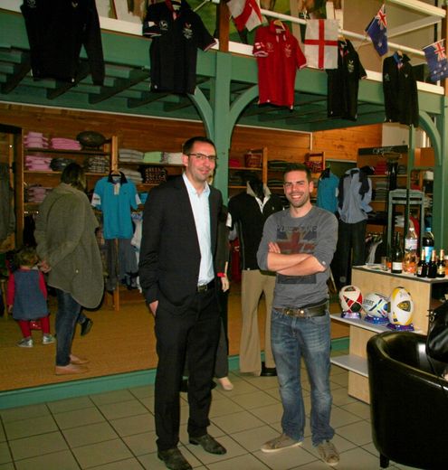 La société de sportwear baraquevilloise, le « Comptoir du rugby<TH>», est dirigée par Alan Hay (à g.). Il a pris la suite de son père Jean-Claude, qui l’a créée en 1980.