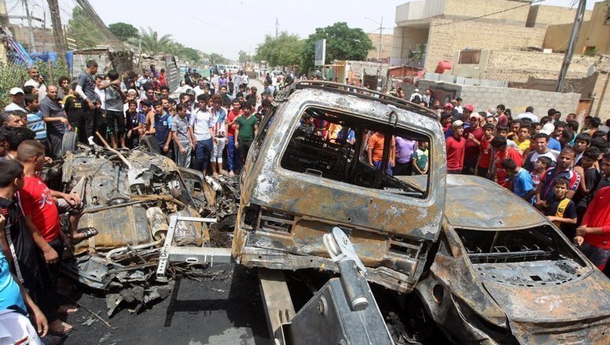 Carcasses de voitures après un attentat à Bagdad, le 16 mai 2013