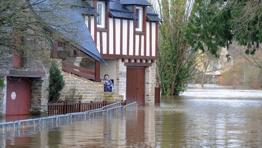 Un homme devant sa maison inondée à Malestroit le 9 février 2014