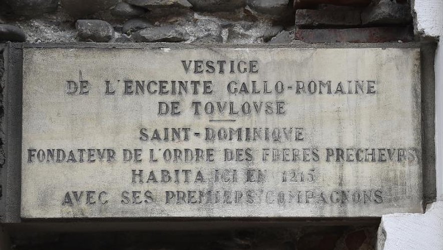 Plaque commémorative à Toulouse de la présence dans la ville du prêtre castillan Dominique de Guzman, qui y fonda en 1215 l'ordre des Dominicains