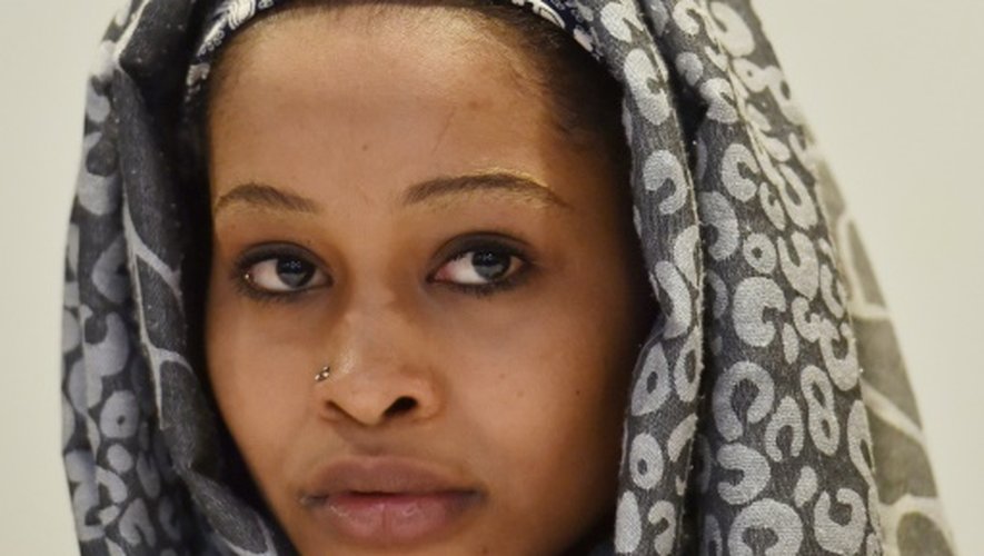 Zouhoura, 16 ans, violée par des enfants de dignitaires dans son pays au Tchad le 8 février, lors d'une conférence de presse à Paris le 18  mars 2016