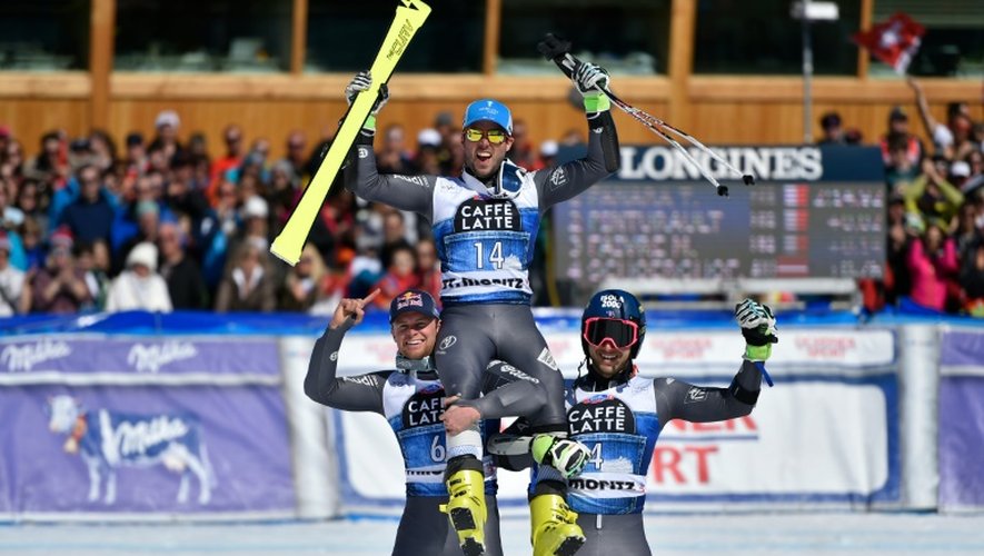 Thomas Fanara, vainqueur du géant de St Moritz, est soulevé par Alexis Pinturault (g), arrivé 2e, et Mathieu Faivre 3e, le 19 mars 2016