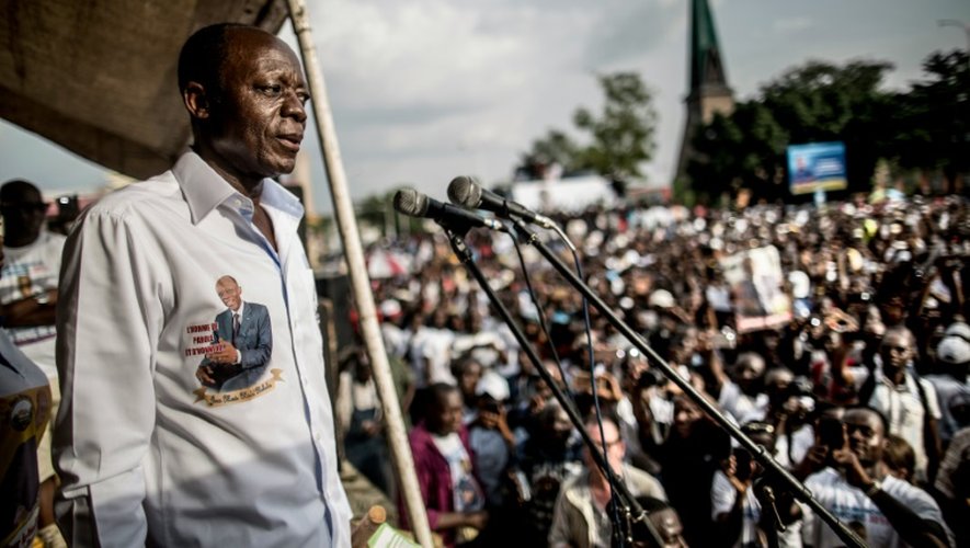 Le candidat indépendant à l'élection présientielle au Congo du 20 mars, Jean-Marie Michel Mokoko, à son dernier meeting de campagne à Brazzaville le 18 mars 2016