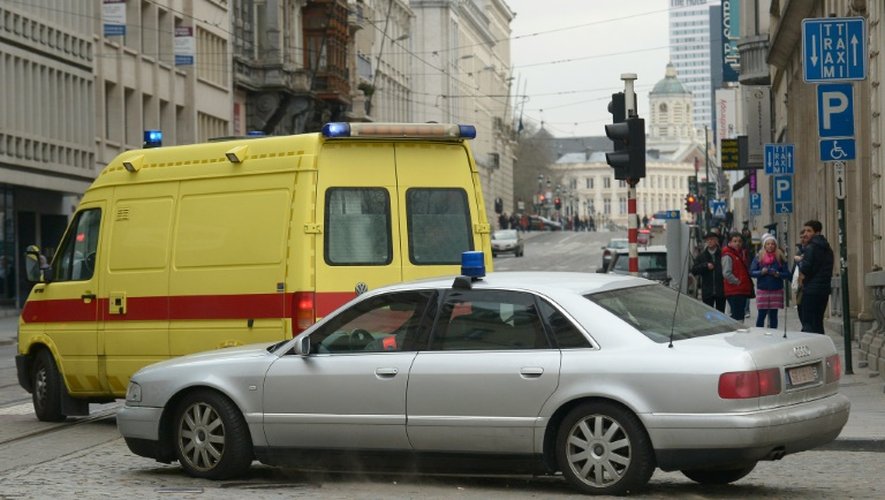 Une ambulance dont on pense qu'elle achemine Salah Abdeslam quitte les locaux de la police à Bruxelles, le 19 mars 2016