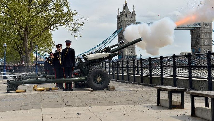 Des coups de canon sont tirés depuis Green Park par les prestigieuses troupes de la Royal Horse Artillery le 4 mai 2015 à Londres