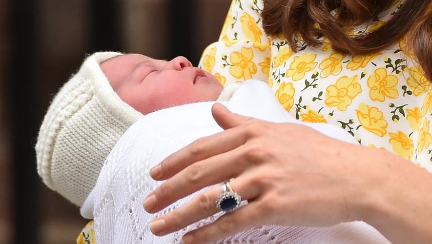La fille du prince William et de son épouse Kate dans les bras de sa mère à la sortie de la maternité de l'hôpital St Mary le 2 mai 2015 à Londres