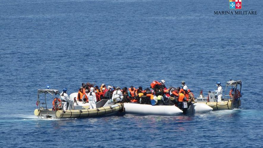 Photo fournie le 4 mai 2015 par la Marine italienne d'une opération de sauvetage d'un bateau d'immigrants au large de la Sicile