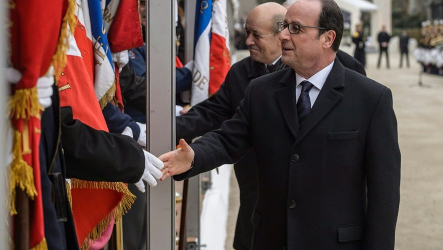 François Hollande et le ministre de la Défense Jean-Yves Le Drian lors des commémorations du cessez-le-feu du 19 mars 1962 en Algérie, le 19 mars 2016 à Paris