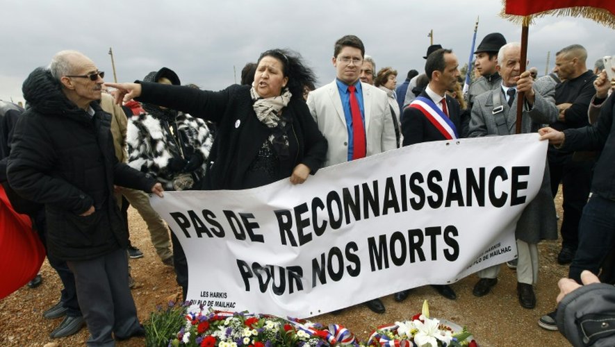 Des manifestants pro-harkis à Rivesaltes (Pyrénées-Orientales) le 19  mars 2016 protestant contre l'initiative du président français de commémorer le cessez-le-feu en Algérie