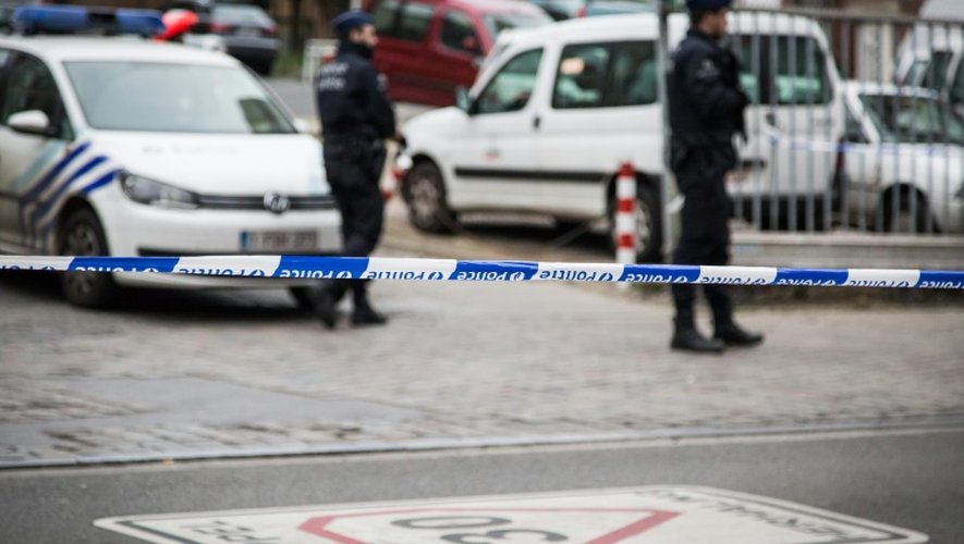 Des policiers belges contrôlent l'entrée de l'hôpital Saint Pierre à Bruxelles le 19 mars 2016 où est soigné Salah Abdeslam
