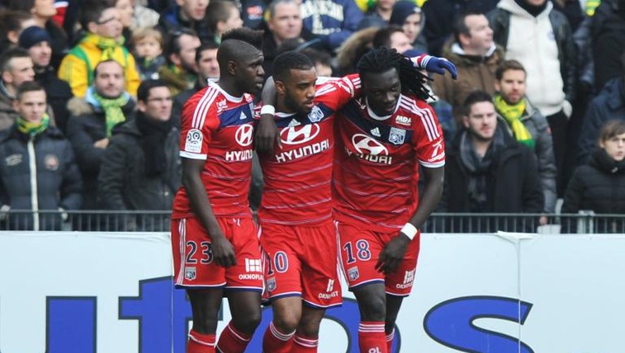 L'attaquant Alexandre Lacazette (C) félicité par ses coéquipiers après avoir marqué un but pour Lyon contre Nantes au stade de la Beaujoire, le 9 février 2014