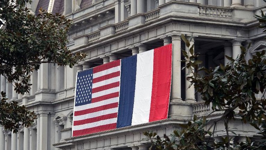 Les drapeaux américains et fraçais sur un bâtiement, le 7 février 2014 à Washington avant l'arrivée de François Hollande