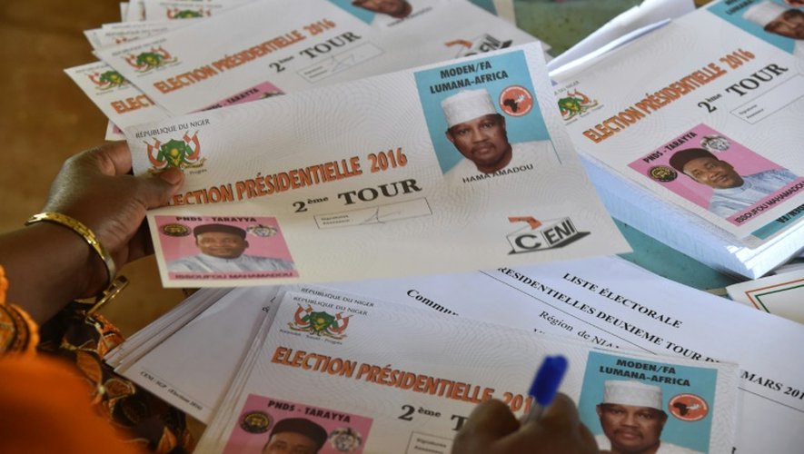Des employés comptent les bulletins dans un bureau de vote à Niamey, le 20 mars 2016, jour du deuxième tour de l'élection présidentielle