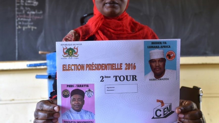 Une femme montre un bulletin de vote pour le deuxième tour de l'élection présidentielle au Niger, le 20 mars 2016
