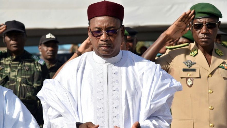 Le président du Niger Mahamadou Issoufou (c) prie lors des funérailles d'un commandant tué par Boko Haram, à Niamey le 19 mars 2016