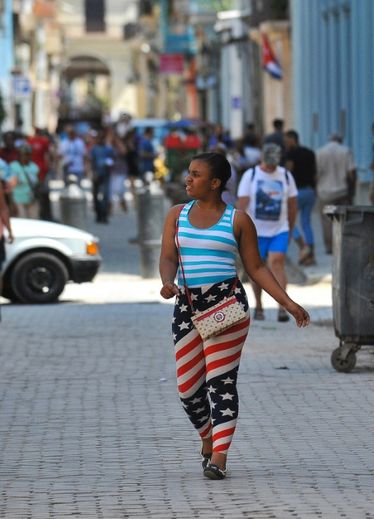 Une femme portant un panatalon aux couleurs du drapeau américain, se promène dans les rues de La Havane, le 17 mars 2016