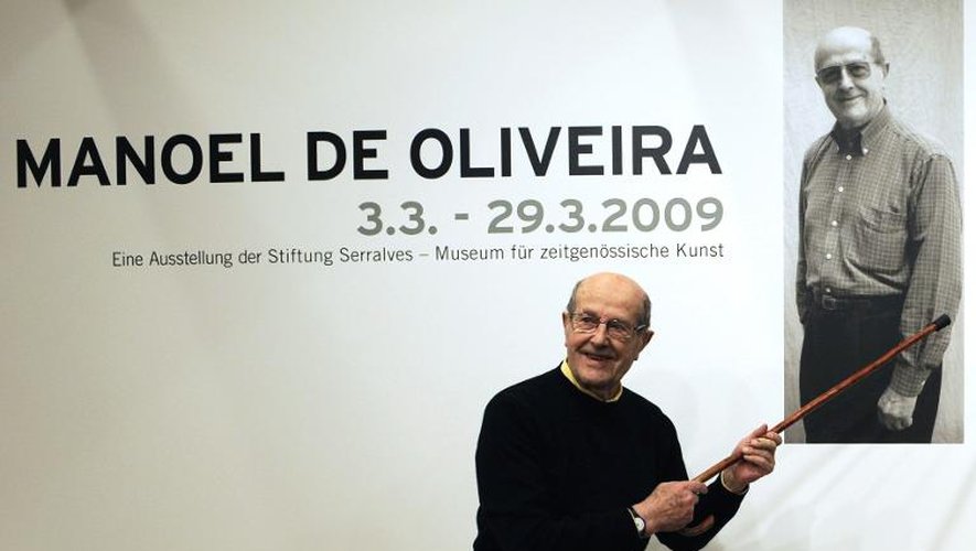 Le cinéaste portugais Manoel de Oliveira, devant l'affiche d'une exposition qui lui a été consacrée, en mars 2009 à Berlin