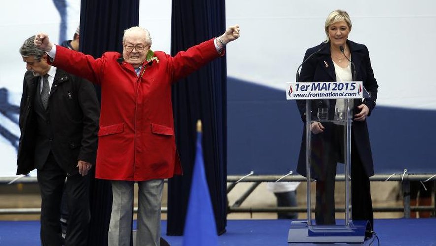 L'eurodéputé FN Jean-Marie Le Pen et sa fille Marine, présidente du parti, durant un rassemblement du 1er Mai à Paris