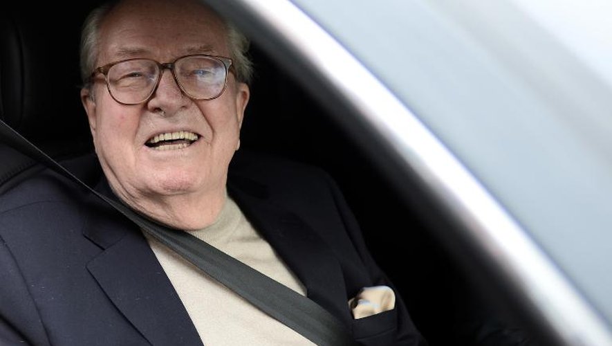 Jean-Marie Le Pen quitte le siège du FN à Nanterre, le 4 mai 2015