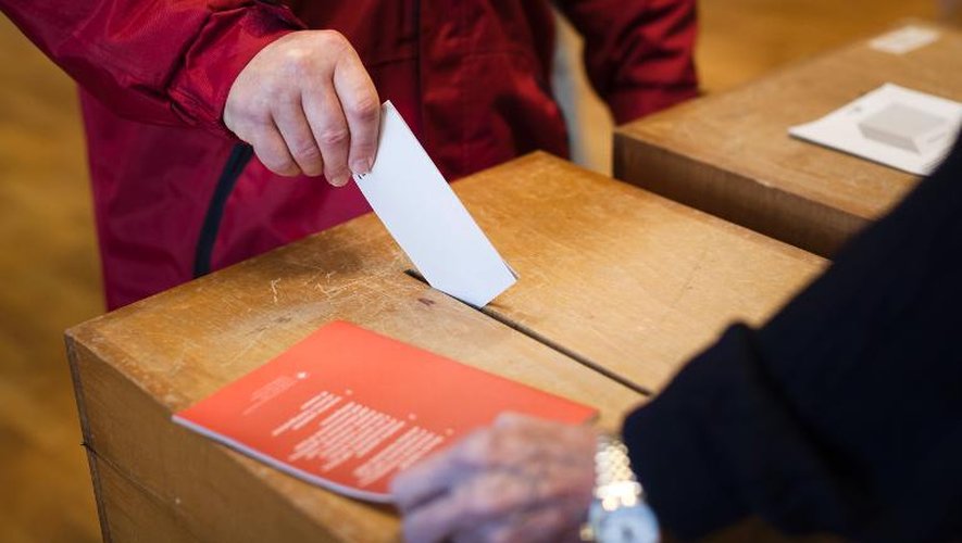 Un électeur dans un bureau de vote le 9 février 20104 à Ascona
