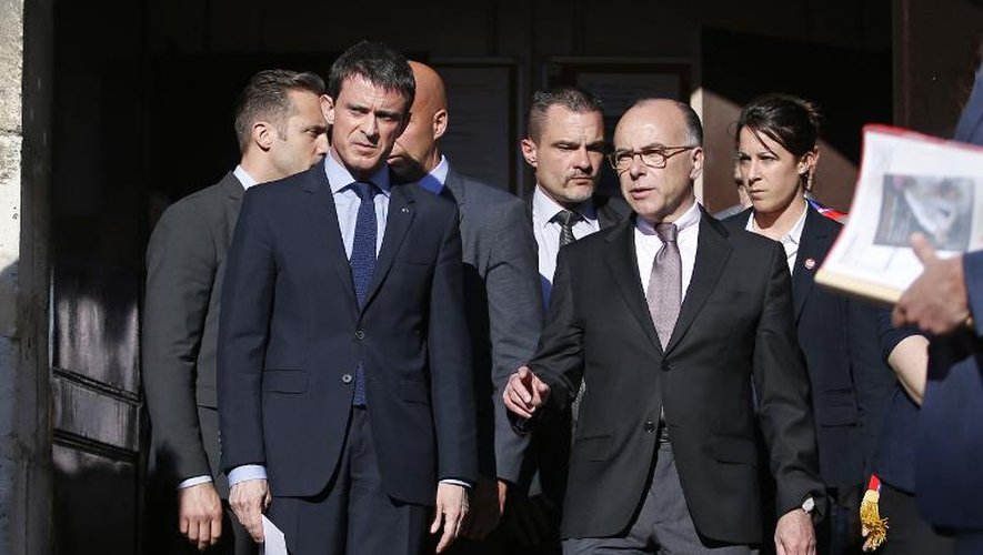 Le premier ministre Manuel Valls et le ministre de l'Intérieur Bernard Cazeneuve, le 22 avril 2012 à Villejuif, près de Paris