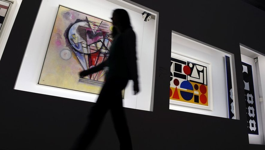 Un visiteur du Centre Pompidou Mobile passe devant des dessins de Kandinsky (g) et Herbin, le 24 octobre 2012 à Libourne