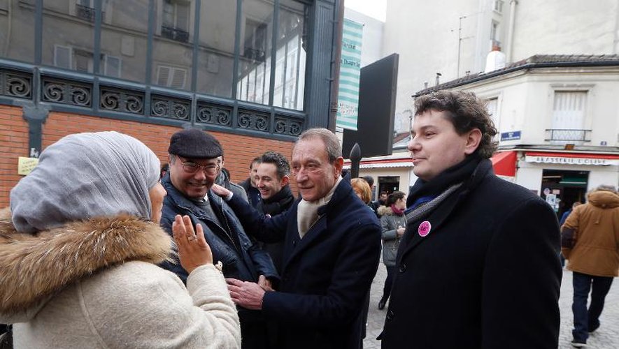 Bertrand Delanoë s'entretient avec des passants le 18 janvier 2014 à Paris