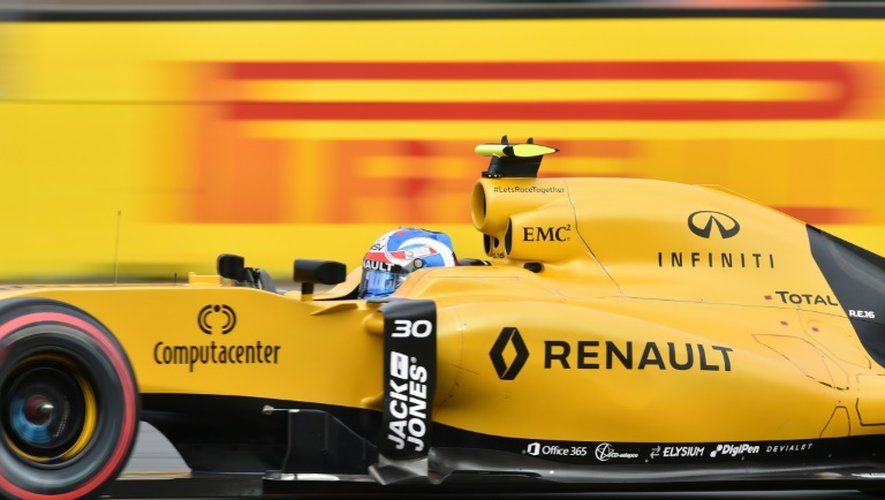 Le Britannique Jolyon Palmer au volant de sa Renault lors des qualifications pour le GP d'Australie, le 19 mars 2016 à Melbourne