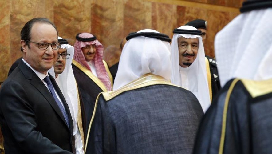 François Hollande et le roi saoudien Salman le 4 mai 2015 au palais royal à Riyad