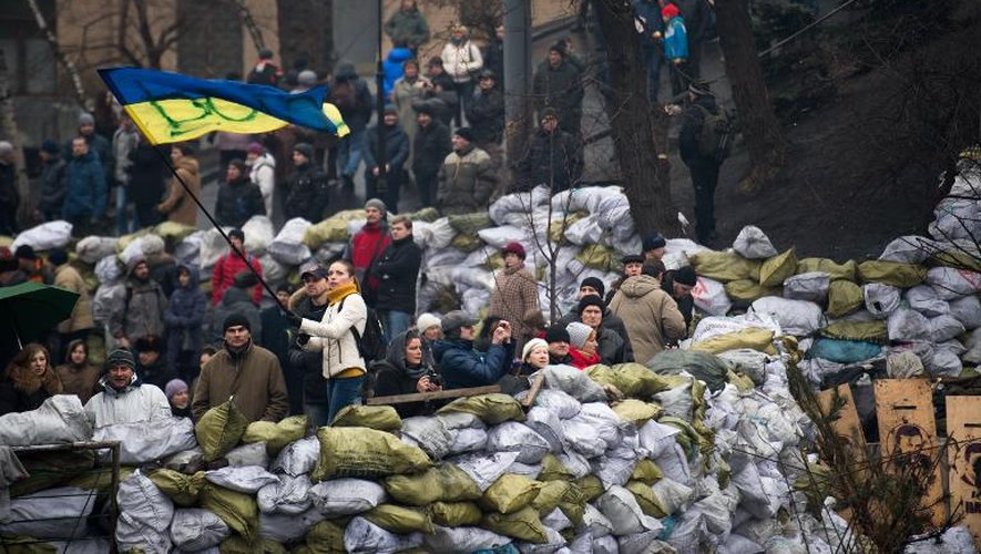 Des manifestants pro-européens, sur une barricade à Kiev, le 9 février 2014