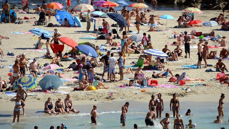 Des Français se baignent à Marseille le 16 août 2012