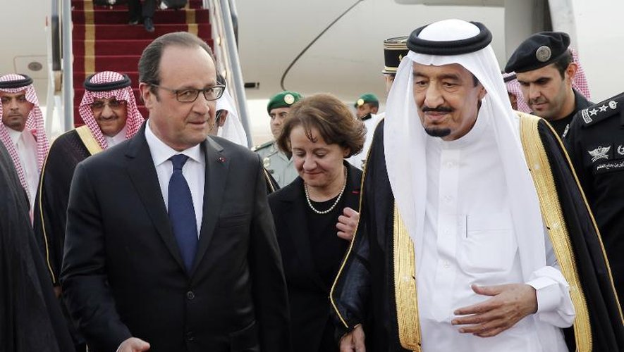 Le président François Hollande accueilli par le roi saoudien Salman le 4 mai 2015 à l'aéroport de Riyad