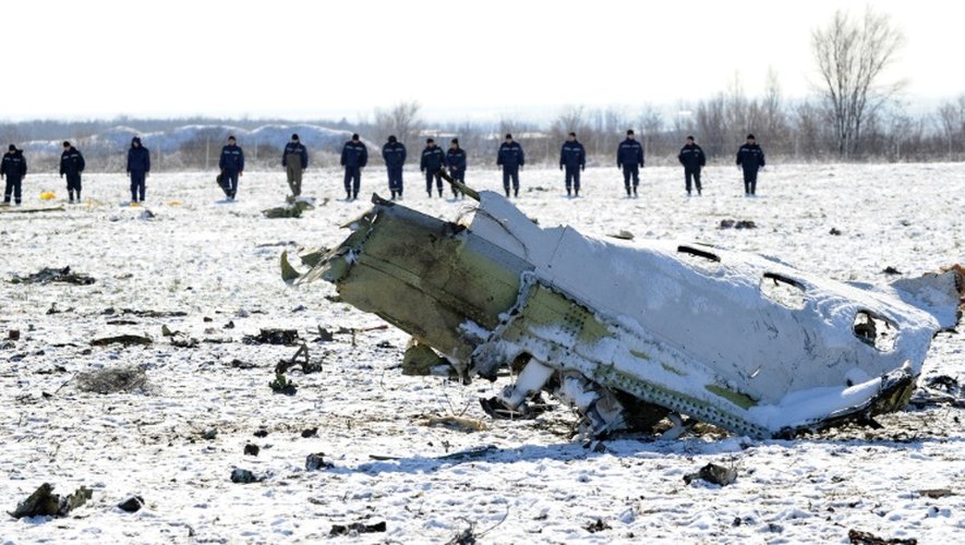 Des enquêteurs russes inspectent le 20 mars 2016 à l'aéroport de Rostov-sur-le-Don, les débris de l'avion flydubai qui s'est écrasé dans la nuit de vendredi à samedi
