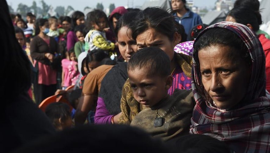 Femmes et enfants lors d'une distribution d'aide alimentaire le 5 mai 205 dans un camp de rescapés à Katmandou