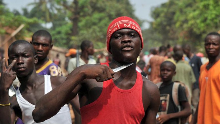 Un homme appuie son couteau sur sa gorge affirmant qu'il cherche des musulmans pour les égorger, le 9 février 2014 à Bangui