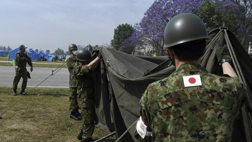 Des militaires japonais installent un hôpital de fortune le 5 mai 2015 à Katmandou