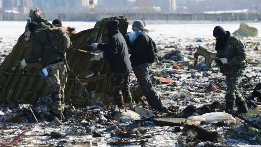 Des équipes de secours russes inspectent le 20 mars 2016 à l'aéroport de Rostov-sur-le-Don, les débris de l'avion flydubai qui s'est écrasé dans la nuit de vendredi à samedi